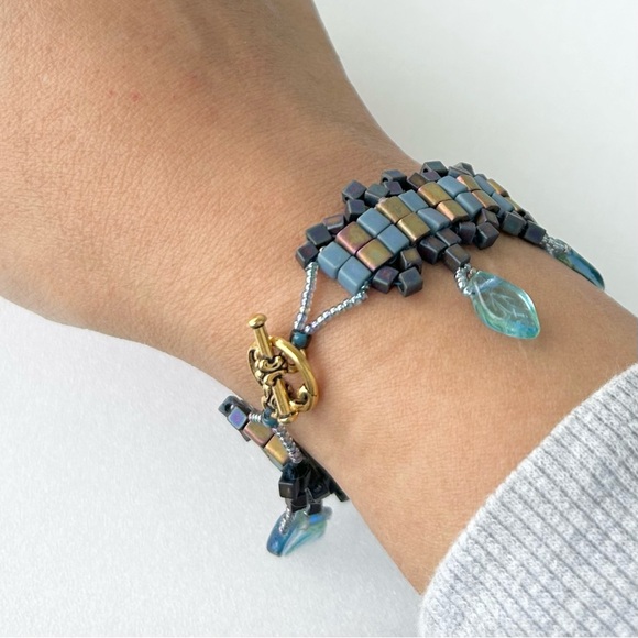 Toggle Glass Bead Bracelet Gold Tone Uranium Glass Leaves Dangle 7” - Picture 2 of 8